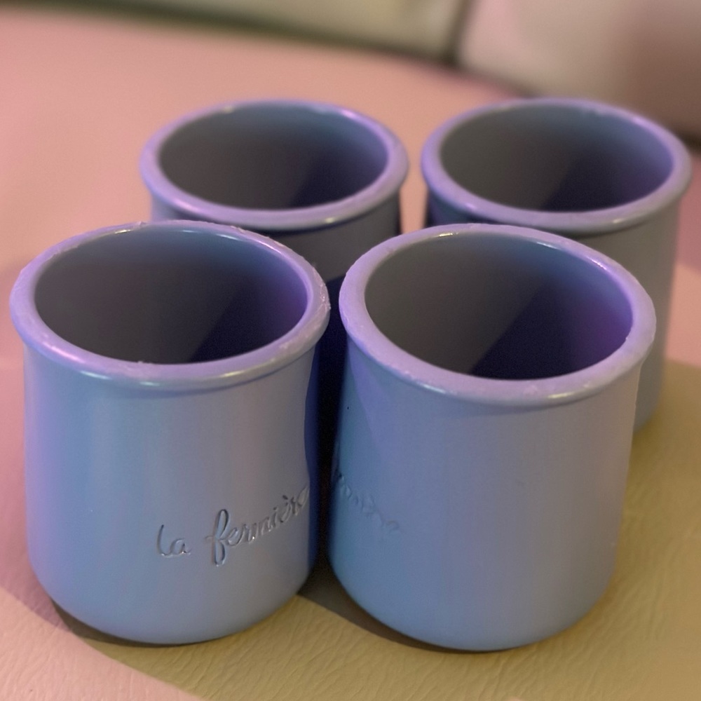 Small terracotta pots.